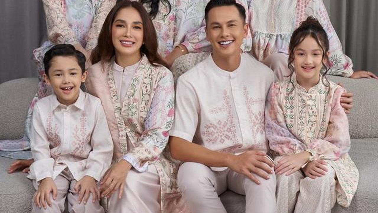 6 Potret Baju Sarimbit Keluarga Ussy Sulistiawaty dan Andhika Pratama, Desain Mewah Tapi Sederhana