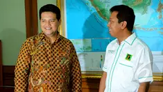 Ketua Umum PPP versi Musyawarah Nasional Surabaya Romahurmuziy menemui Ketua KPU, Husni Kamil Manik, Jakarta, Selasa (27/1/2015). (Liputan6.com/Faisal R Syam) 