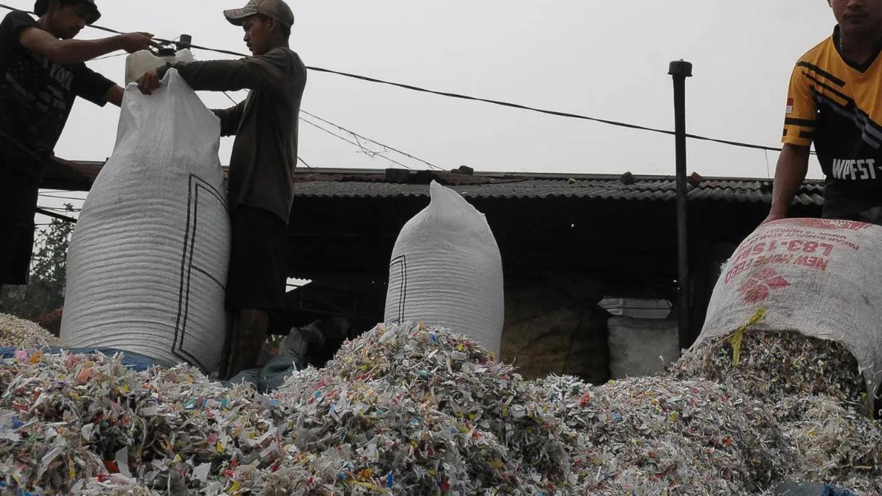 Sekjen Inaplas Fajar Budiono mengatakan banjir impor barang plastik jadi mulai menggerogoti industri hilir hingga utilitasnya yang kini berada di bawah 50 persen.<br>
