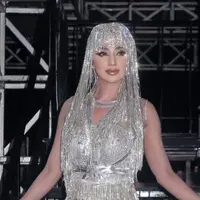 Penampilan Dewi Perssik ala Cleopatra dengan gaya bling-bling (credit: instagram/dewiperssik9)