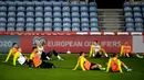 Para pemain Lithuania berlatih jelang menghadapi Portugal pada babak kualifikasi Grup B Piala Eropa 2020 di Estadio Algarve, Faro, Portugal, Rabu (13/11/2019). Lithuania akan menghadapi Portugal di Estadio Algarve pada 15 November 2019. (PATRICIA DE MELO MOREIRA/AFP)