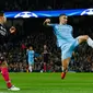 Bek City, Aleksandar Kolarov berusaha menghalau bola dari kejaran penyerang Barcelona, Luiz Suarez pada grup C Liga Champions di stadion Etihad, Manchester, (2/11). City menang atas Barcelona dengan skor 3-1. (Reuters/Jason Cairnduff)