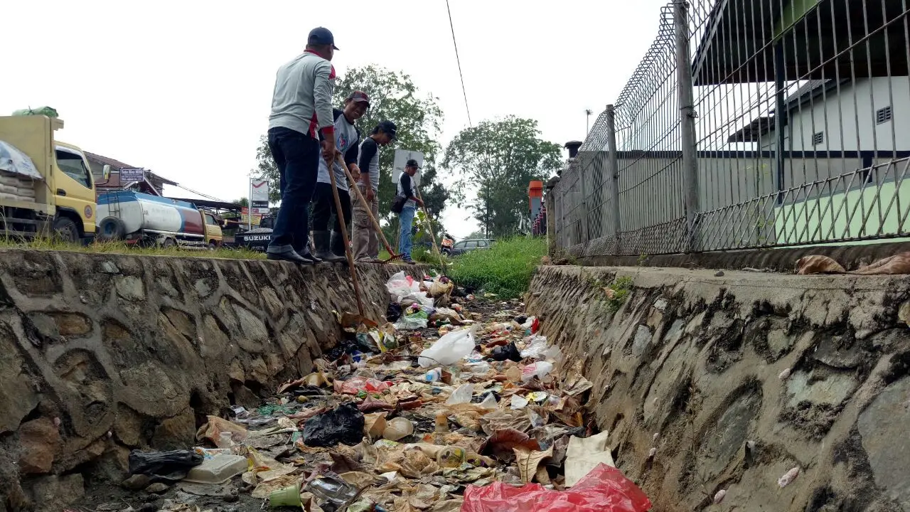Nanggok Sampah demi Beli Susu Anak