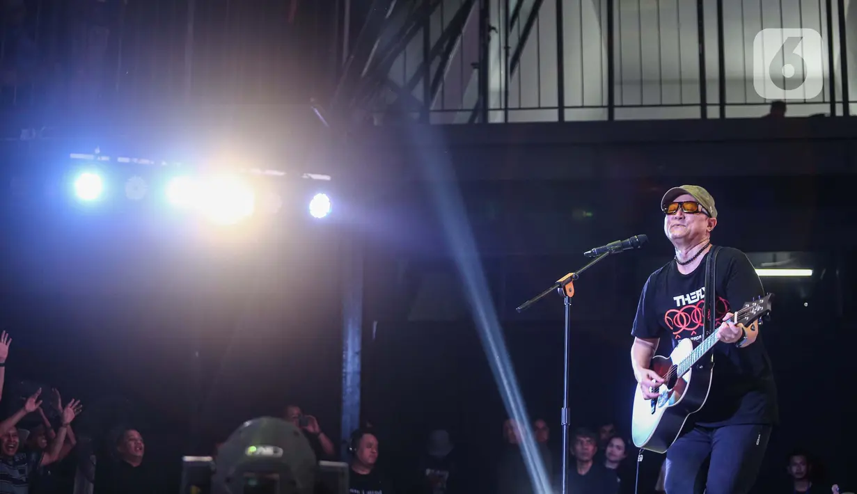 Lagu Terbang dan Berlalu menjadi yang paling ditunggu untuk dinyanyikan secara bersama-sama penggemarnya. (Liputan6.com/Angga Yuniar)