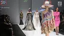 Sejumlah model berjalan diatas catwalk membawakan saat pembukaan Jakarta Fashion Week 2018 di Senayan City, Jakarta, Sabtu (21/10). Tema peragaan busana kali ini adalah Bhineka dan Berkarya. (Liputan6.com/Herman Zakharia)