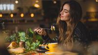 Ilustrasi makan makanan sehat. (Photo by Pablo Merch&aacute;n Montes on Unsplash)