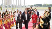 Menteri Pemuda dan Olahraga Republik Indonesia (Menpora RI) Zainudin Amali menyambut kedatangan Presiden Komite Olimpiade Internasional (IOC) Thomas Bach di Bandara I Gusti Ngurah Rai, Bali, Senin (14/11).