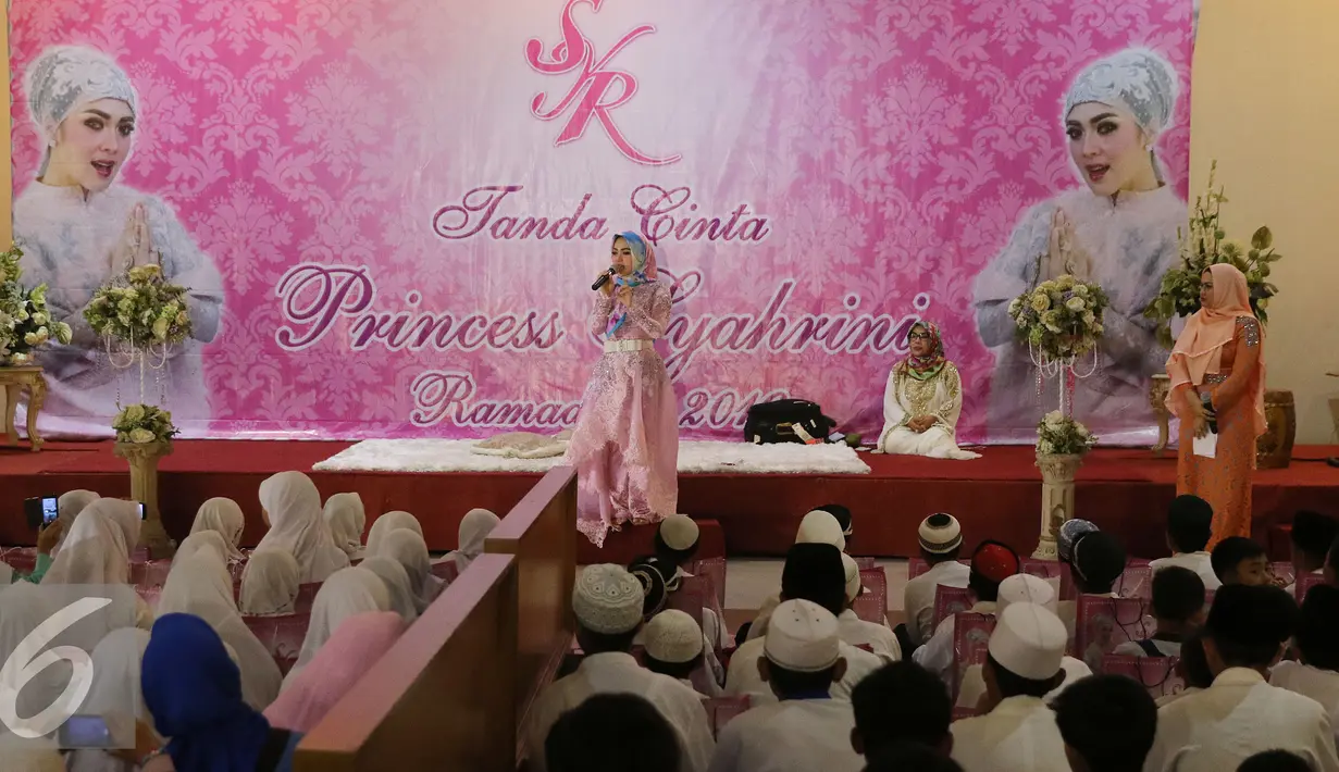 Syahrini menggelar acara Tanda Cinta Princess Syahrini di Masjid Az-Zikra, Sentul, Bogor, Jumat (24/6). Syahrini berbagi rezeki dengan 5.000 anak yatim.  (Liputan6.com/Herman Zakharia)