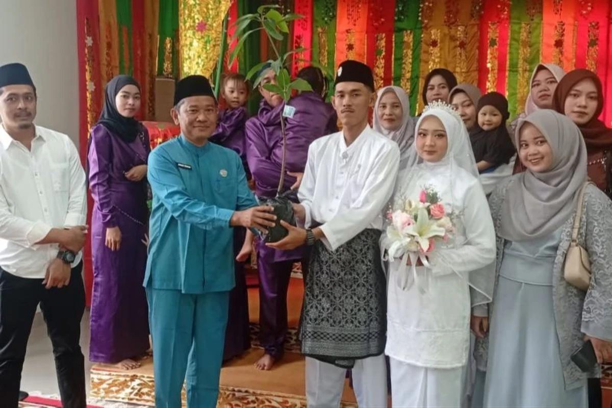 KUA Bintan Timur Ajak Pengantin Baru Tanam Pohon, Wujudkan Pernikahan Lestari dan Peduli Lingkungan