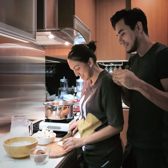 6 Momen Darius Sinathrya dan Donna Agnesia Masak Kolak Untuk Takjil Tenaga Keamanan
