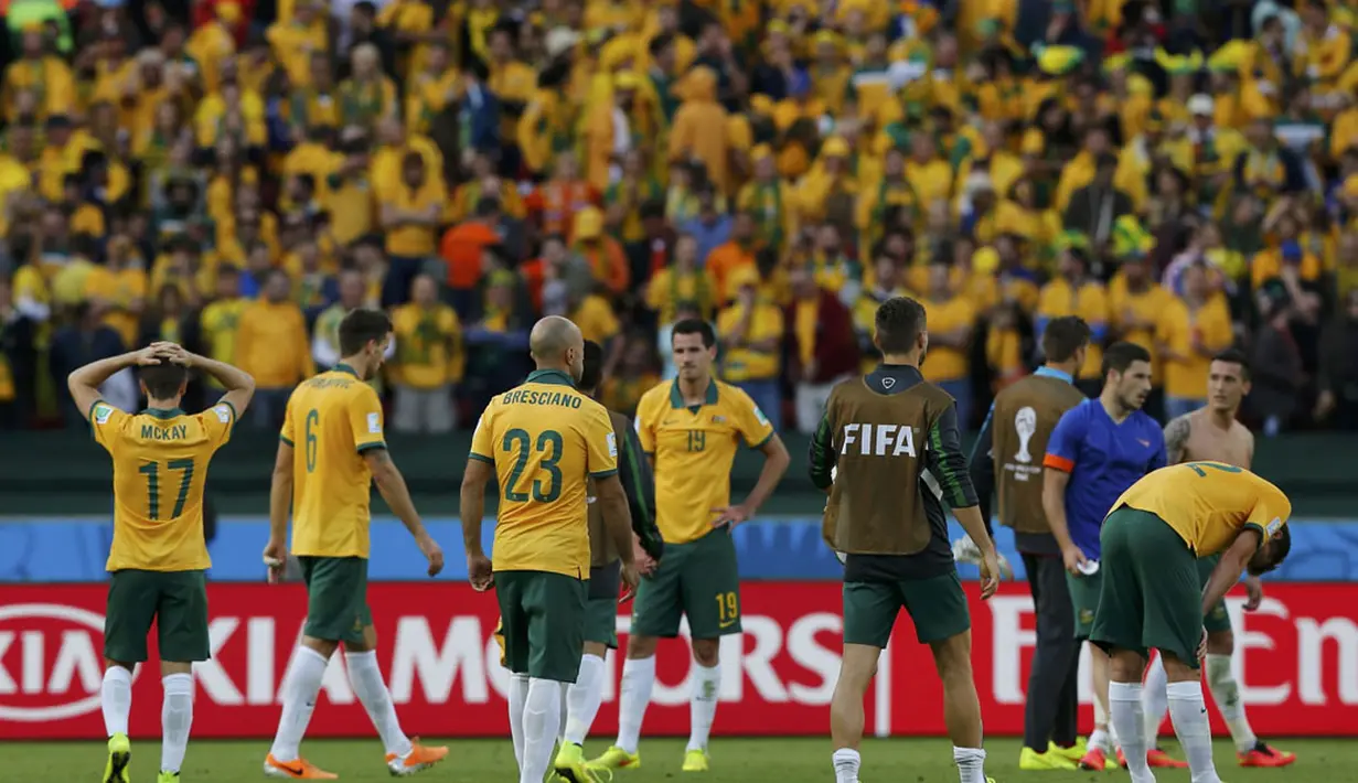 Sejumlah pemain Australia tertunduk lesu usai dikalahkan Belanda 2-3 di penyisihan Piala Dunia 2014 Grup B di Stadion Beira Rio, Porto Alegre, Brasil, (18/6/2014). (REUTERS/Edgard Garrido)