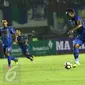 Gelandang Persib, Michael Essien berusaha membawa bola saat berhadapan dengan Arema FC pada laga perdana Liga 1 2017 di Stadion Gelora Bandung Lautan Api, Sabtu (15/4). Persib bermain imbang atas Arema FC dengan skor 0-0. (Liputan6.com/Yoppy Renato)