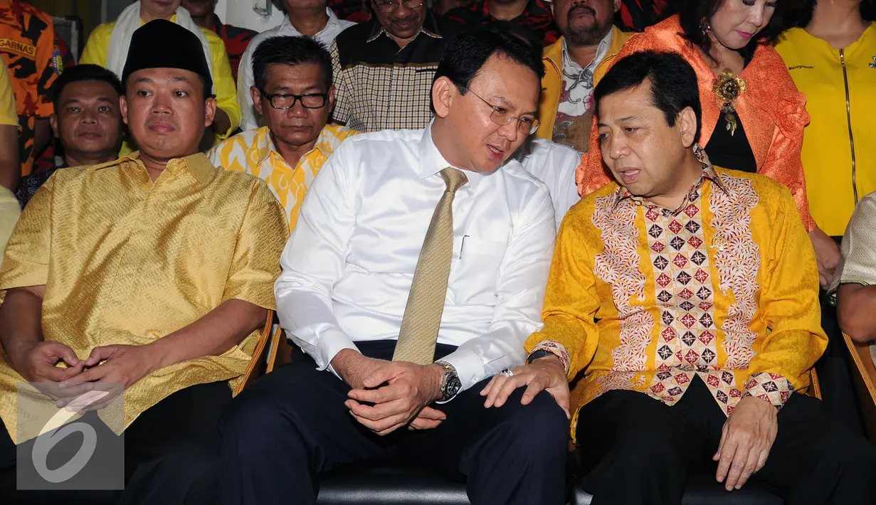 Basuki T Purnama (tengah) berbincang dengan Ketum Partai Golkar Setya Novanto jelang deklarasi dukungan di Jakarta, Jumat (24/6). Partai Golkar mendukung Ahok maju sebagai CalonGubernur DKI Jakarta 2017-2022. (Liputan6.com/Helmi Fithriansyah)