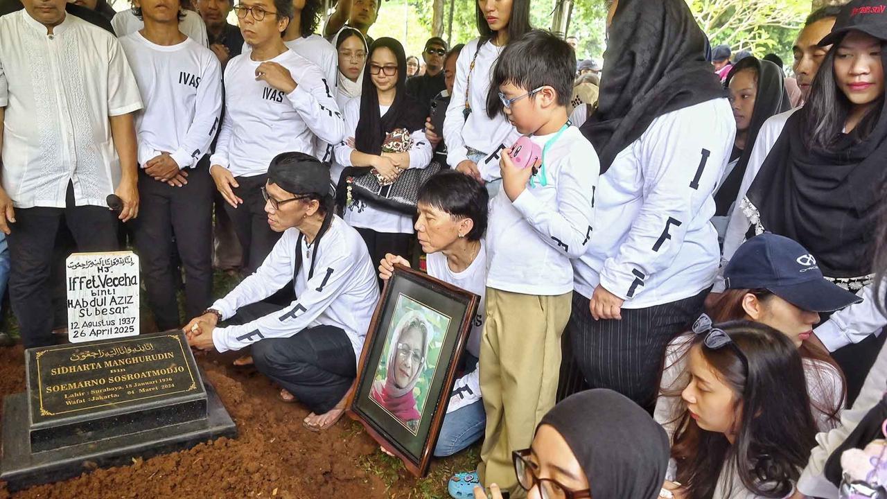 Foto: Tangis Haru Pemakaman Bunda Iffet