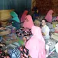 Ibu-ibu warga Canggalan Kecamatan Ngluwar mempersiapkan nasi berkat untuk dibagikan kepada siapapun yang hadir dalam Nyadran. (foto: Liputan6.com / edhie prayitno ige)