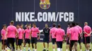 Pelatih FC Barcelona, Luis Enrique (tengah) memimpin langsung sesi latihan di Joan Gamper training camp, (25/7/2014). (REUTERS/Albert Gea)