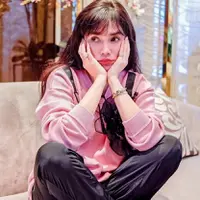 Ussy Sulistiawaty awet muda dengan model rambul berponi (Instagram/ussypratama)