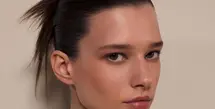 Namun meski tren berubah, Chanel justru menegaskan bahwa tren clean girl look masih relevan, tentu dengan versi yang lebih modern dan segar.