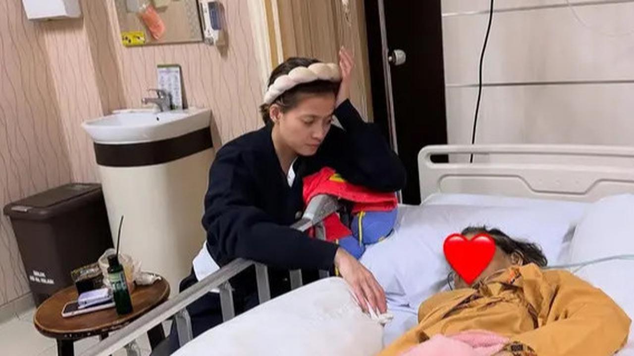6 Potret Haru Chika Jessica Temani Ibunda yang Sakit Stroke di Rumah Sakit, Rela Tidur di Kursi Demi Jaga Ibunya