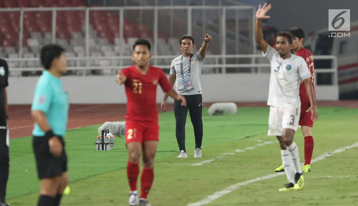 Pelatih Timnas Indonesia, Bima Sakti (tengah) memberi arahan pada timnya saat melawan Timor Leste pada laga penyisihan grup B Piala AFF 2018 di Stadion GBK, Jakarta, Selasa (13/11). Babak pertama berakhir imbang 0-0. (Liputan6.com/Helmi Fithriansyah)