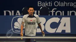 Pebulutangkis, Sony Dwi Kuncoro saat berhadapan dengan pebulutangkis USA Sattawat Pongnairat dalam turnamen BCA Indonesia Open Superseries Premier 2015, Jakarta, Selasa (2/6/2015). Sony menang dengan skor 17-21, 21-13, 21-2. (Liputan6.com/Andrian M Tunay)