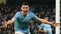 Gelandang muda Manchester City Phil Foden merayakan gol ke gawang Rotherham United pada babak tiga Piala FA di Etihad Stadium, Minggu (6/1/2019). (AFP/Oli Scarff)