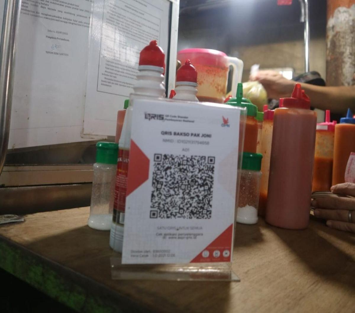 "Mungkin karena kebanyakan orang cashless, tren itu meningkat banget. Mmebantu penjualan juga, pasti orang nanya dulu, kalau enggak pasti pindah. Di tempat lain enggak pakai QRIS pasti pindah," papar Yoyon.
