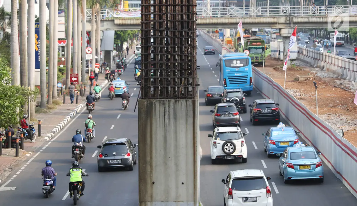 Kondisi tiang monorel di Jalan HR Rasuna Said, Kuningan, Jakarta, Jumat (18/8). Pembongkaran tersebut untuk menambah lebar jalan saat proyek pembangunan Light Rail Transit (LRT). (Liputan6.com/Immanuel Antonius)