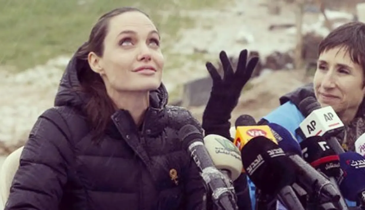 Melansir Ace Showbiz, rumor rujuknya Jolie dan Pitt muncul lantaran Jolie dikabarkan meminta bantuan Pitt untuk mengatasi berbagai urusannya. Termasuk soal mengasuh keenam buah hati mereka. (Instagram/brangelinaofficial)