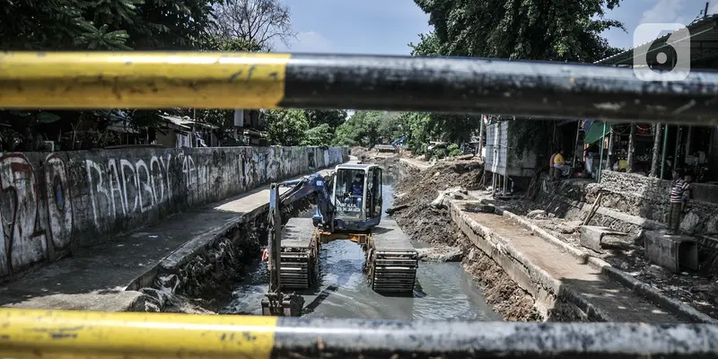 FOTO: Cegah Banjir, Lumpur Kali Sentiong Dikeruk Alat Berat