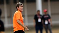 Pelatih Persija Jakarta, Julio Banuelos, saat melawan Kalteng Putra pada laga Liga 1 2019 di Stadion Madya, Jakarta, Selasa (20/8). Persija menang 3-0 atas Kalteng Putra. (Bola.com/M Iqbal Ichsan)
