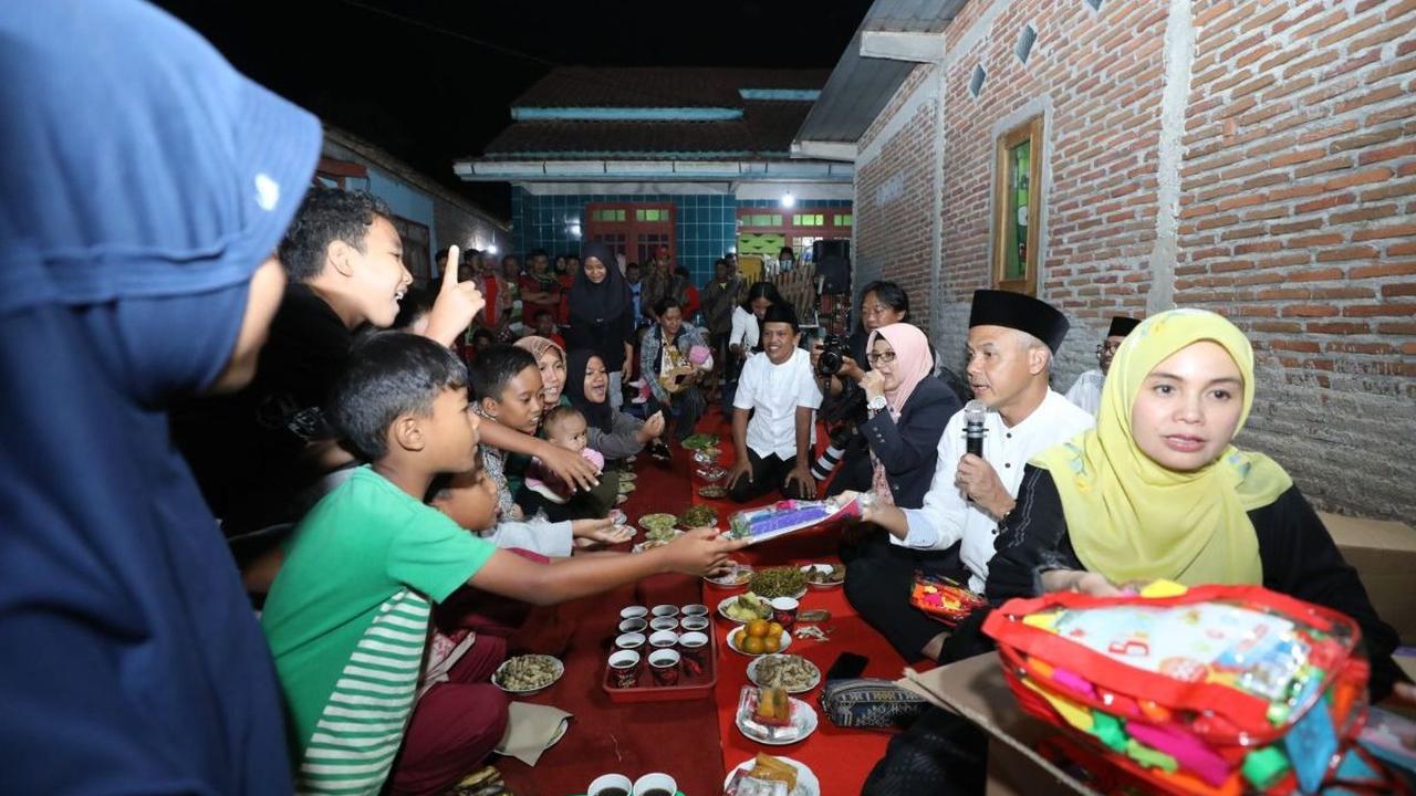 Setibanya di Desa Karangsari sekira pukul 00.10 WIB, Ganjar langsung disambut meriah ratusan warga yang telah menunggunya sejak Kamis (10/8) sore.