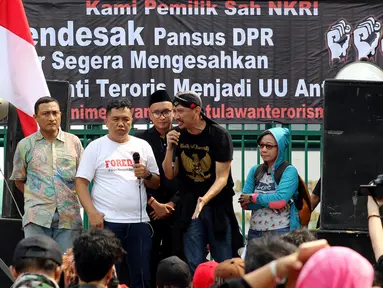 Massa yang tergabung dalam "Gerakan Rakyat Nusantara Anti Terorisme" melakukan Aksi di depan Gedung MPR/DPR Senayan, Jakarta, Rabu (16/5). Dalam aksinya mereka menyerukan melawan dan memerangi segala bentuk aksi terorisme. (Liputan6.com/JohanTallo)