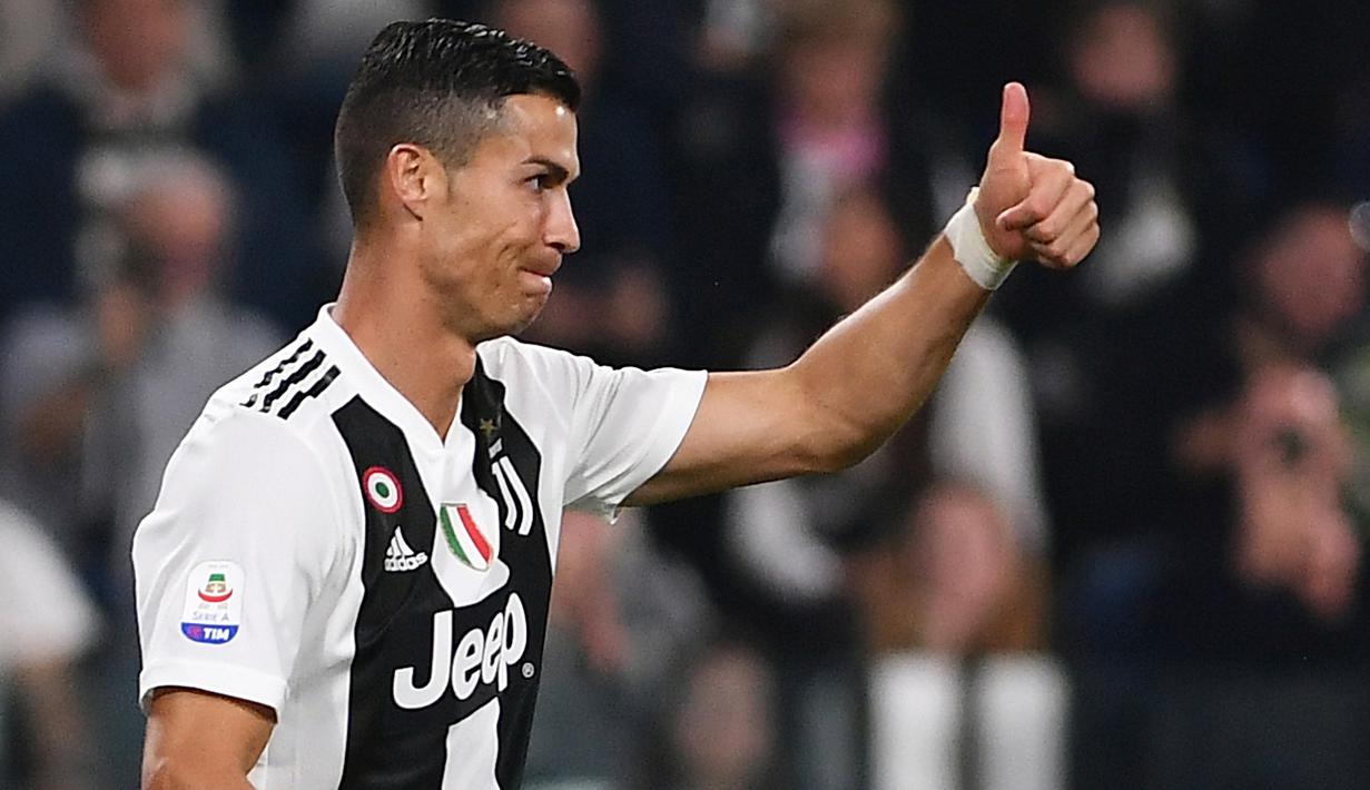 Bintang Juventus, Cristiano Ronaldo, saat melawan Genoa pada laga Serie A Italia di Stadion Allianz, Turin, Sabtu (20/10). Kedua klub bermain imbang 1-1. (AFP/Marco Bertorello)