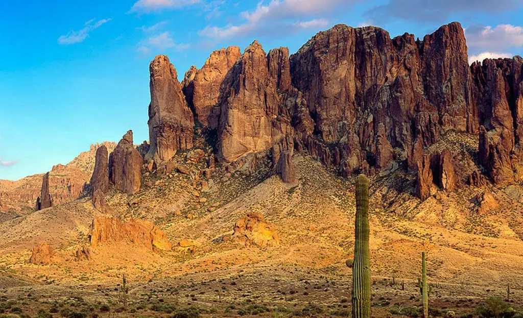 Superstition Mountains, jajaran pegunungan yang terletak di timur Phoenix, Arizona yang dianggap angker (Wikimedia Commons)