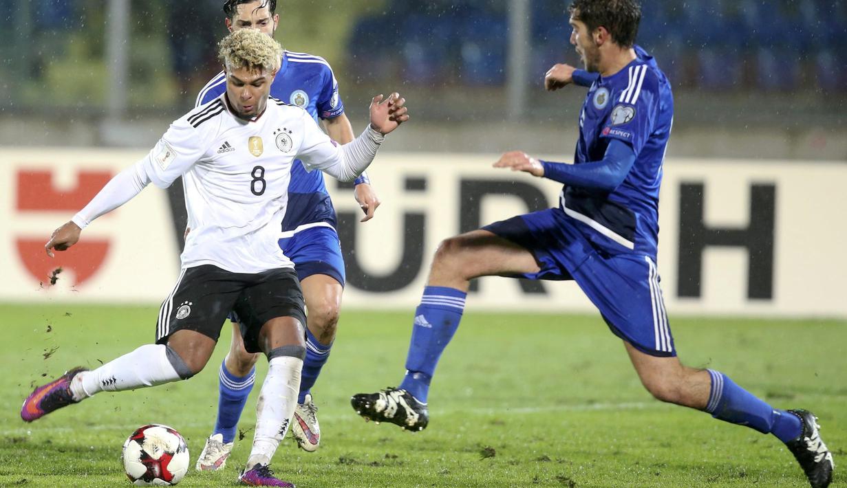 Pemain Jerman, Serge Gnabry (kiri) mencoba mengecoh pemain San Marino, Luca Tosi pada laga grup C kualifikasi Piala Dunia 2018 di San Marino stadium, Serravalle, (11/11/2016). (Reuters/Stefano Rellandini)