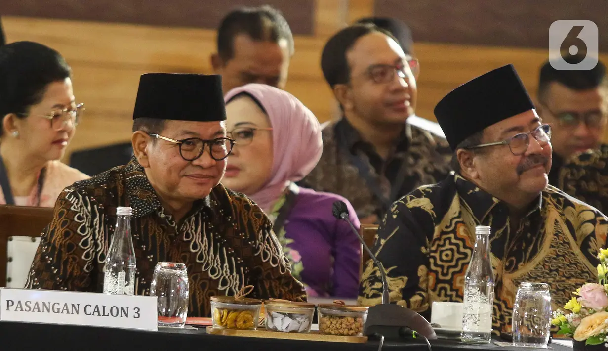 Rapat pleno tersebut dihadiri langsung oleh Pramono Anung dan Rano Karno, serta pasangan calon gubernur dan wakil gubernur Jakarta nomor urut 2, Dharma Pongrekun-Kun Wardana. (Liputan6.com/Herman Zakharia)