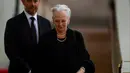 <p>Ratu Denmark Margrethe II memberi penghormatan kepada peti mati Ratu Elizabeth II dalam upacara pemakaman di Westminster Hall, London, Minggu (18/9/2022). Ratu Denmark tersebut dinyatakan positif usai menghadiri upacara pemakaman Sang Ratu Inggris. (John Sibley/Pool via AP)</p>