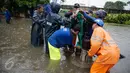 Petugas dari Suku Dinas Tata Air memasang mesin pompa untuk menyedot air banjir yang merendam Jalan Gunung Sahari, Jakarta, Selasa (21/2). Hujan yang mengguyur sejak Selasa dinihari membuat sebagian wilayah di Jakarta banjir. (Liputan6.com/Faizal Fanani)