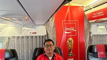 Bola.com berkesempatan menumpang pesawat milik FIFA yang mengangkut trofi Piala Dunia dari Kuala Lumpir menuju Jakarta. FIFA World Cup Trophy Tour 2026 di Indonesia bakal digelar pada Kamis (22/1/2026). (Bola.com/Ario Yosia)