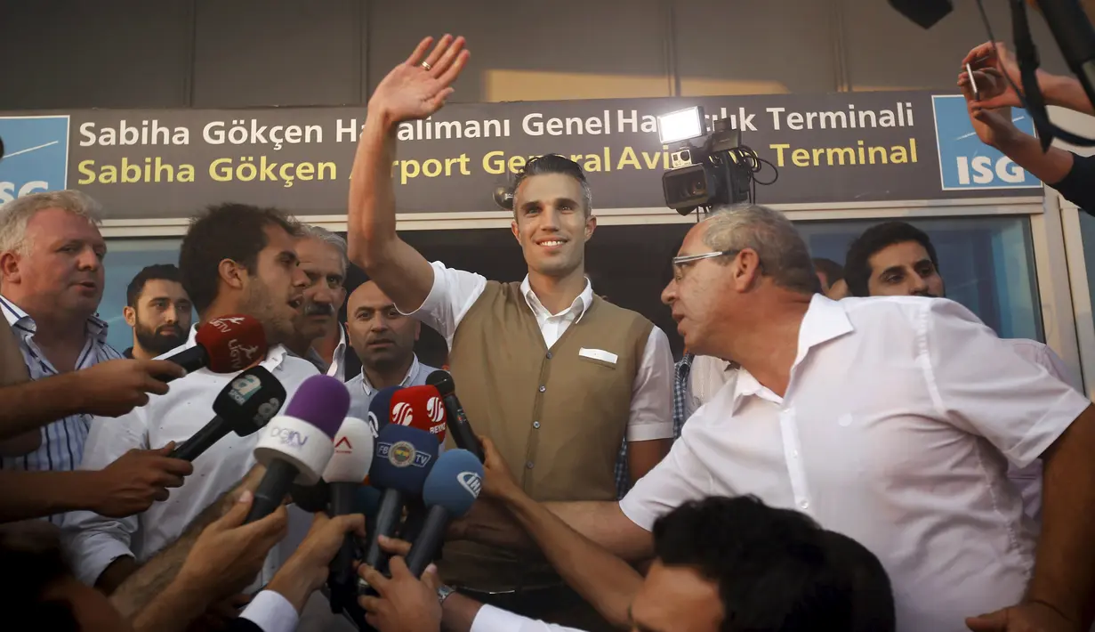 Van Persie menyapa pendukung Fenerbahce saat tiba di bandara Sabiha Gokcan, Istanbul, Turki, (12/7/2015). Pihak Fenerbahce mengklaim bahwa proses transfer Van Persie telah tuntas. meski kubu MU belum memberikan konfirmasi apapun. (REUTERS/Osman Orsal)