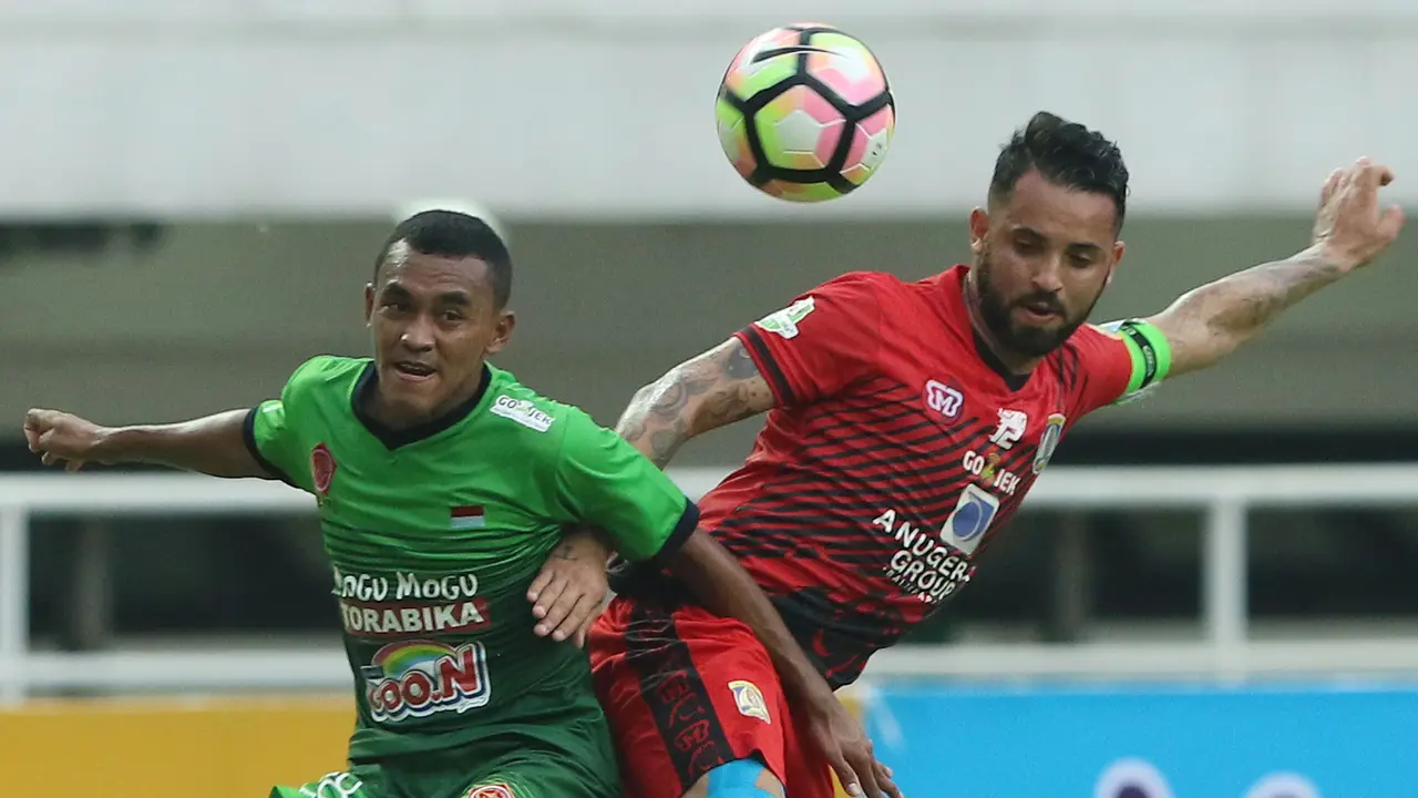 Gelandang PS TNI M Kasim Slamat (kiri) berebut bola dengan pemain Persiba Marlon Da Silva de Moura pada lanjutan Liga 1 di Stadion Pakansari, Cibinong, Kab Bogor, Jumat (5/5/2017). Laga kedua tim berakhir imbang 1-1. 