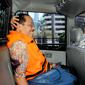 Eks Walikota Makassar Ilham Arief Sirajuddin berada di mobil tahanan KPK, Jakarta, Jumat (4/9/2015). Ilham diperiksa sebagai saksi terhadap tersangka Dirut PT Traya Tirta Makassar Hengky Widjaja terkait korupsi PDAM Makassar. (Liputan6.com/Helmi Afandi)