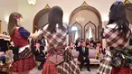 Perdana Menteri Thailand, Prayut Chan-O-Cha menyaksikan grup musik Jepang, AKB48, tampil di Gedung Pemerintahan, Kamis (13/8). Kunjungan ini adalah promosi AKB48 untuk mempersiapkan konser di Bangkok pada Desember mendatang. (HO/ROYAL THAI GOVERNMENT/AFP)
