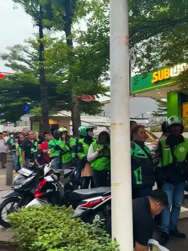 7 Momen Aurelie Moeremans Bagi 1.000 Nasi di Bulan Ramadhan Ini Banjir Pujian