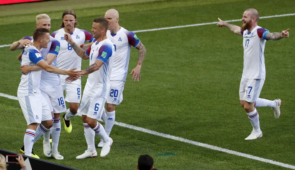 Pemain Islandia merayakan gol yang dicetak oleh Alfred Finnbogason ke gawang Argentina pada laga Piala Dunia di Stadion Spartak, Sabtu (16/6/2018). Argentina bermain imbang 1-1 dengan Islandia. (AP/Rebecca Blackwell)