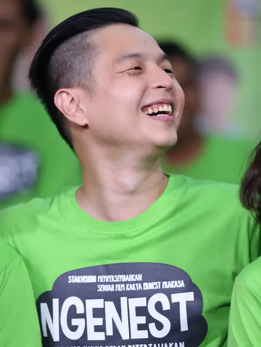 Film ‘Ngenest’ diangkat dari buku karya Ernest Prakasa sendiri, selain sebagai pemeran utama, Ernest juga berperan sebagai penulis cerita dan sutradara. Menjalani berbagai peran penting dalam waktu bersamaan bukanlah hal mudah. (Andy Masela/Bintang.com)