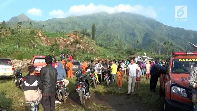 Tim gabungan yang terdiri dari Polres Temanggung, Polres Kendal, Polres Banjarnegara, Tagana, BPBD dan warga setempat bahu-membahu mengevakuasi helikopter Basarnas yang jatuh.
