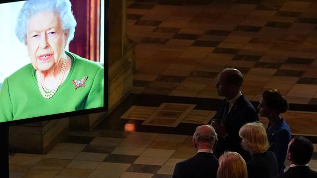 Pangeran Charles, Camilla, Pangeran William and Kate Middleton menyaksikan video pesan dari Ratu Elizabeth II dalam COP26. (AP Photo/Alberto Pezzali, Pool)