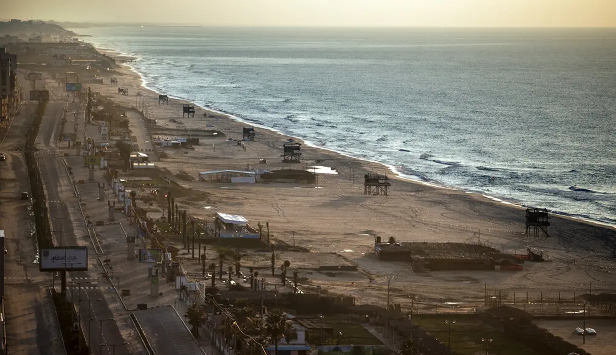 Suasana pantai yang kosong selama lockdown untuk menahan pandemi virus corona COVID-19 di Jalur Gaza, Palestina, Jumat (18/12/2020). Kementerian Dalam Negeri Gaza mengatakan lockdown dilakukan setelah infeksi COVID-19 di wilayah padat penduduk tersebut terus melonjak. (AP Photo/Khalil Hamra)